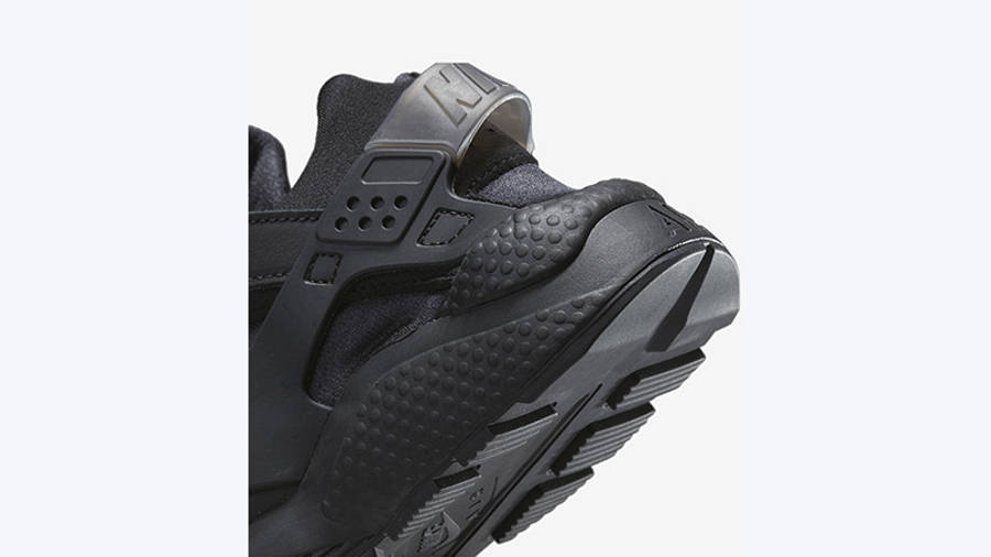 Nike Air Huarache Triple Black heel