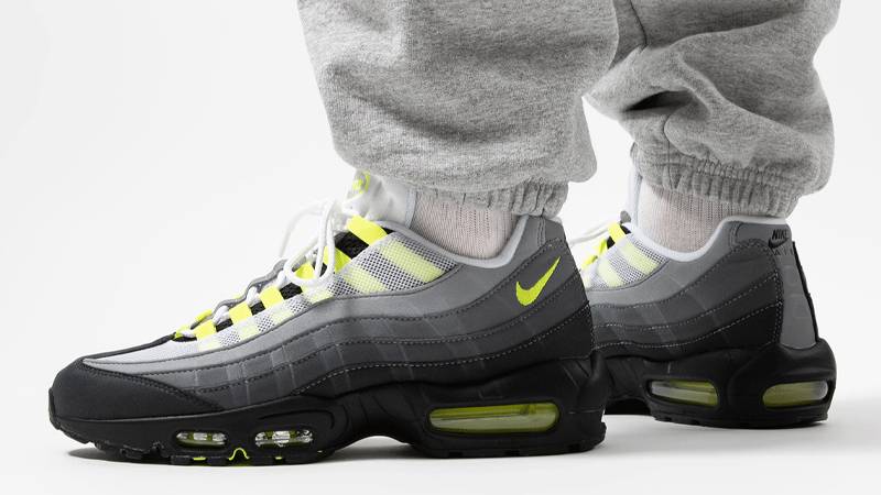 air max 95 neon on foot