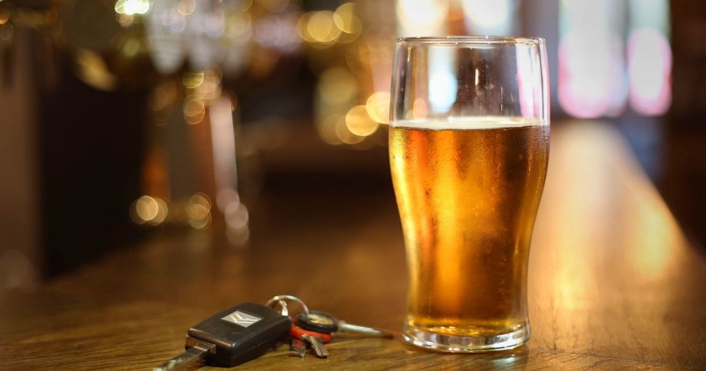 A-pint-of-beer-and-a-set-of-car-keys-on-a-bar-in-a-pub