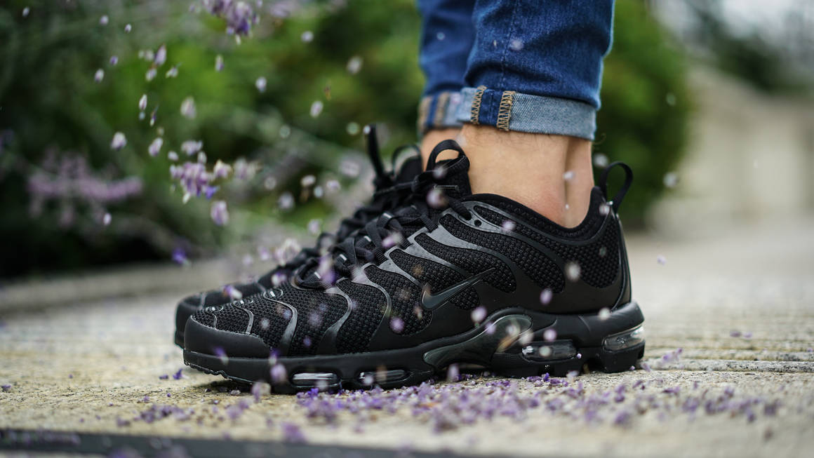 nike air max plus triple black on feet