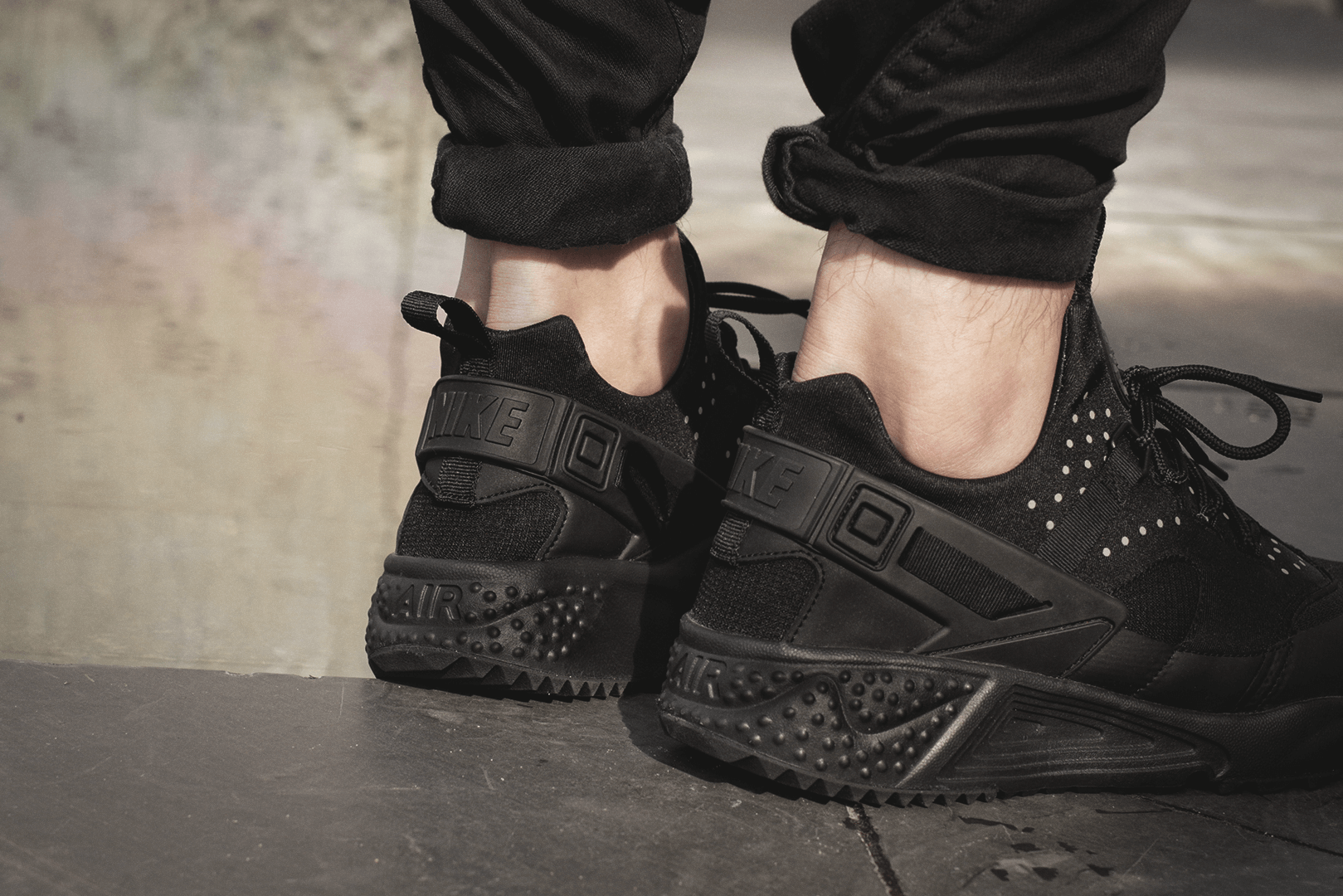 black huaraches with jeans