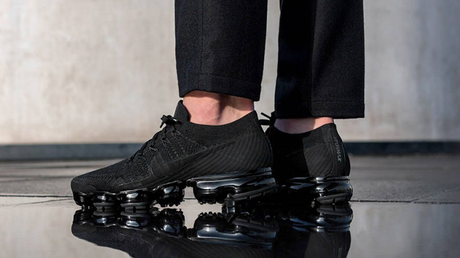 nike vapormax flyknit triple black