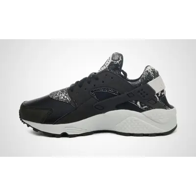 Nike air huarache clearance run black and white