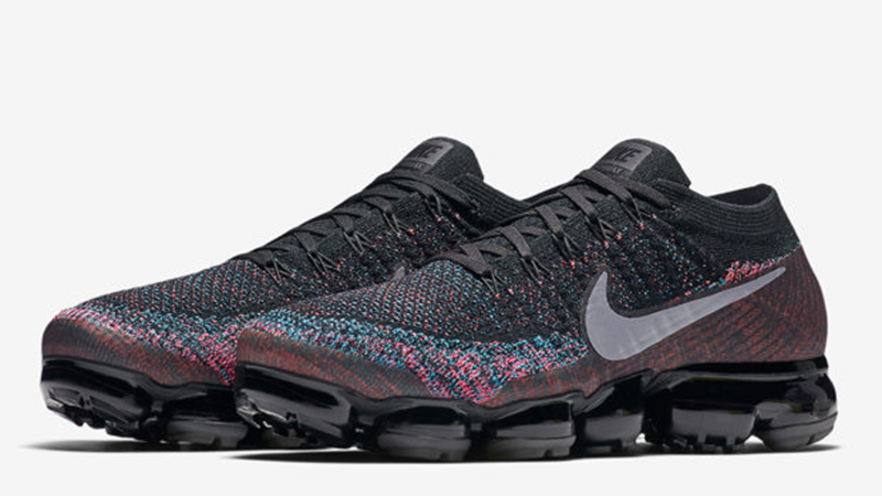 black vapormax with pink