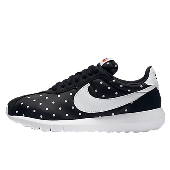 Roshe run clearance white black dots