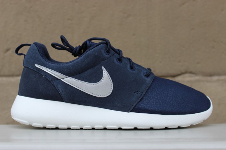 Nike Roshe Run Suede Obsidian - Where To Buy - 685280-417 | The 