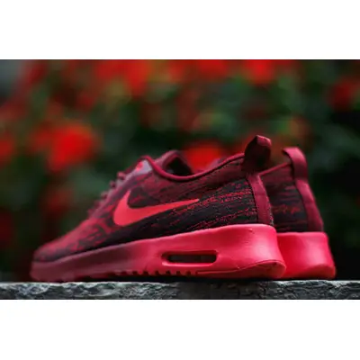 Red best sale nike thea