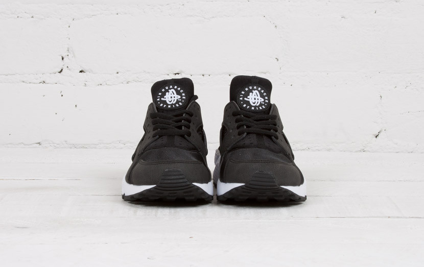 nike huarache womens black and white