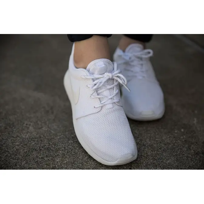 Nike roshe one triple on sale white