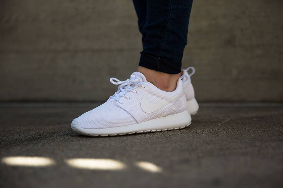 nike roshe run white womens