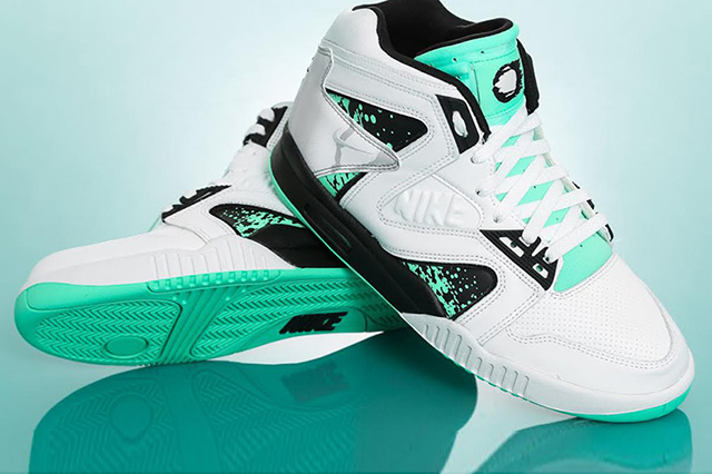 Nike Air Tech Challenge Hybrid QS