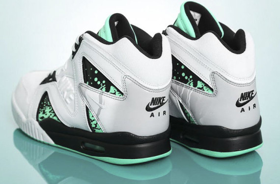 Nike Air Tech Challenge Hybrid QS