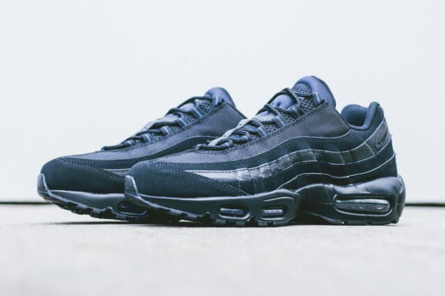 triple black air max 95s