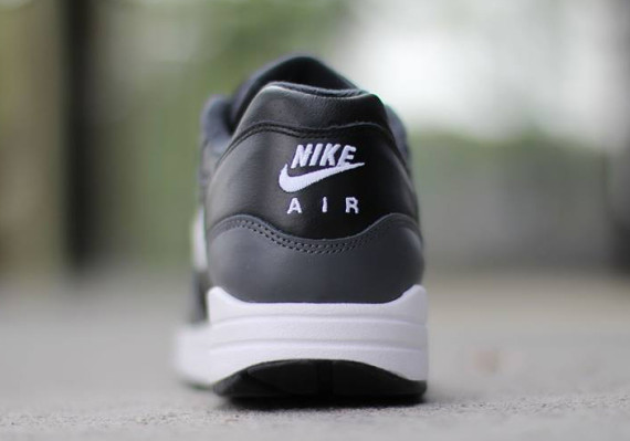 nike air max leather black