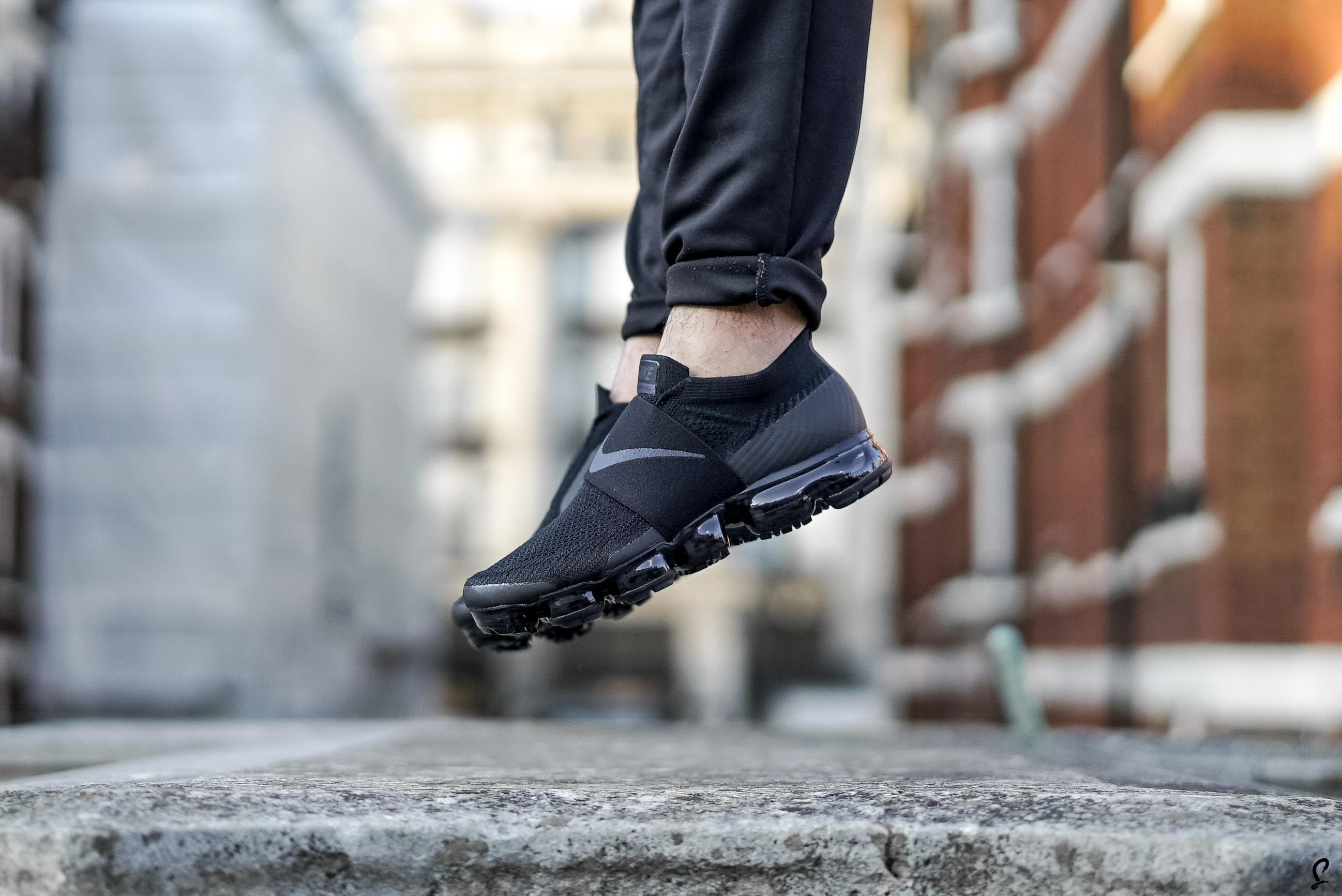 NIKE AIR VAPORMAX MOC \"TRIPLE BLACK\" ナイキ Cyber Monday 2017: Nike Air Vapormax Moc Triple Noir Release