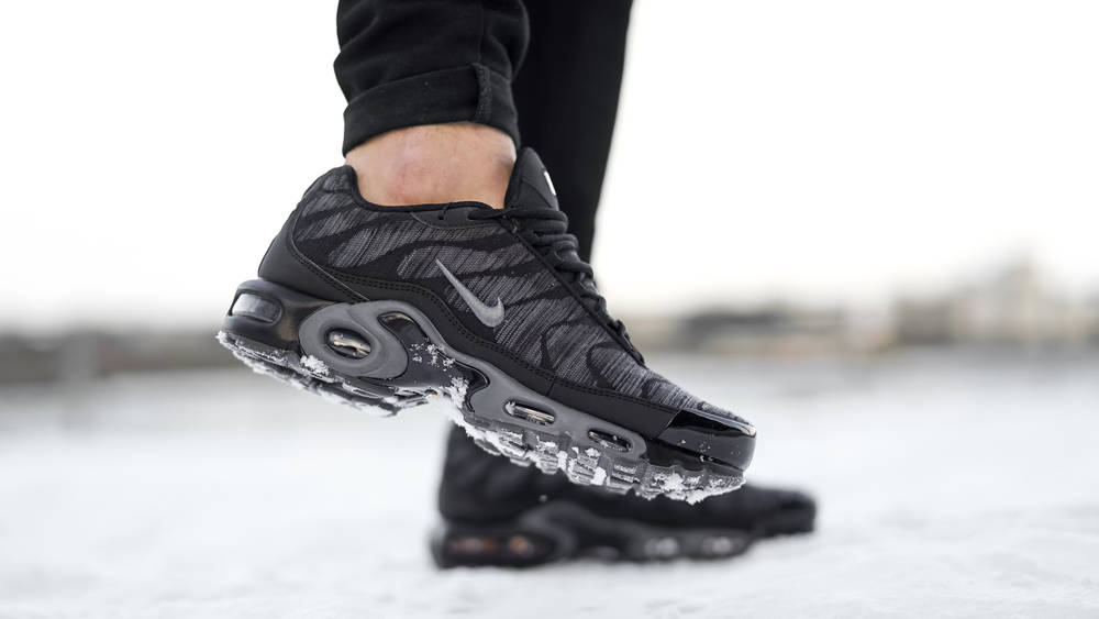 On Foot Look At The Nike TN Air Max Plus Black/Grey On Foot Look At The Nike Air Max Plus Black/Grey