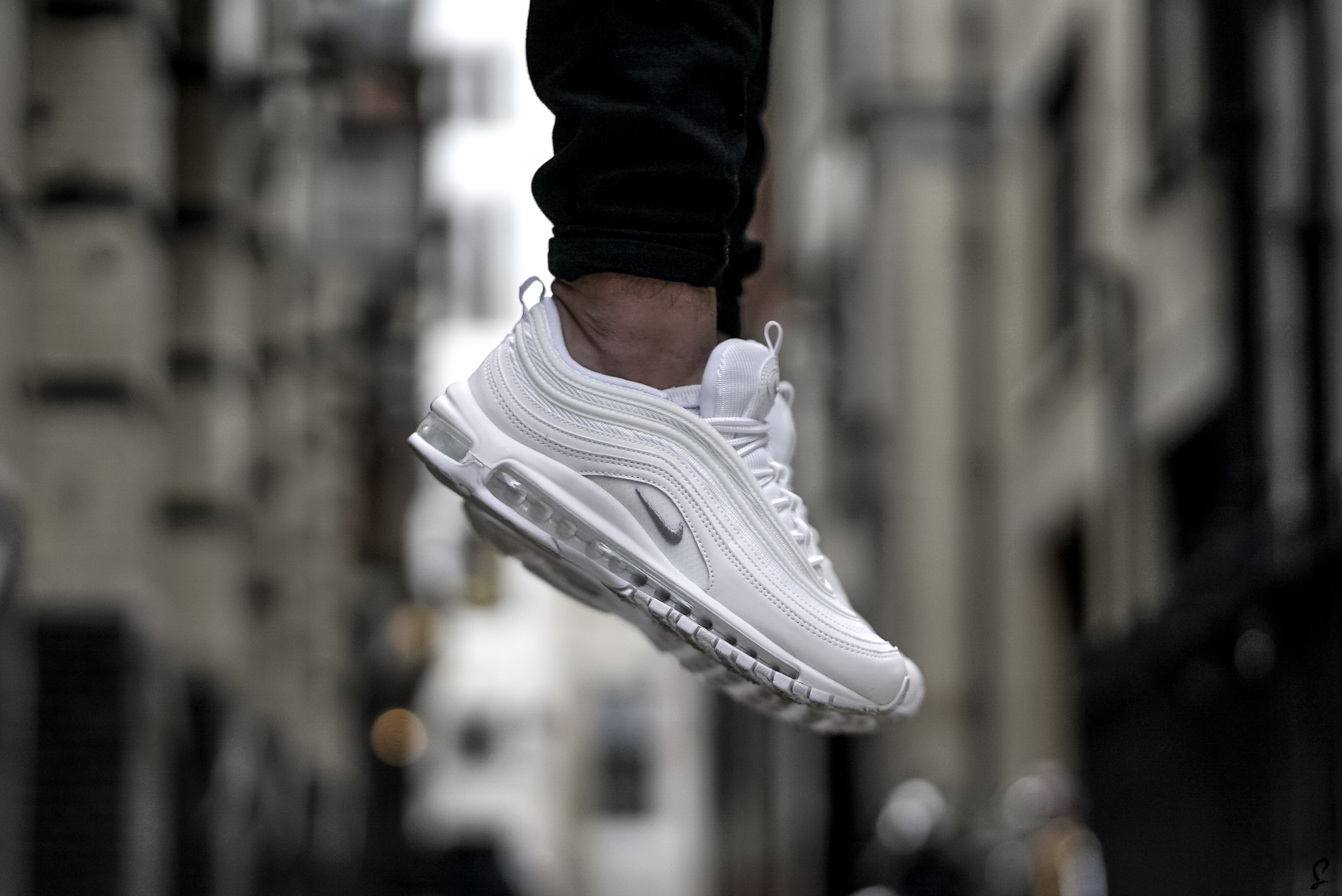 air max bolt on foot