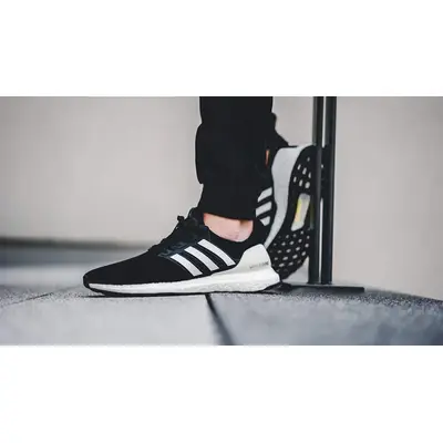 Adidas ultra boost 4 2024 show your stripes black