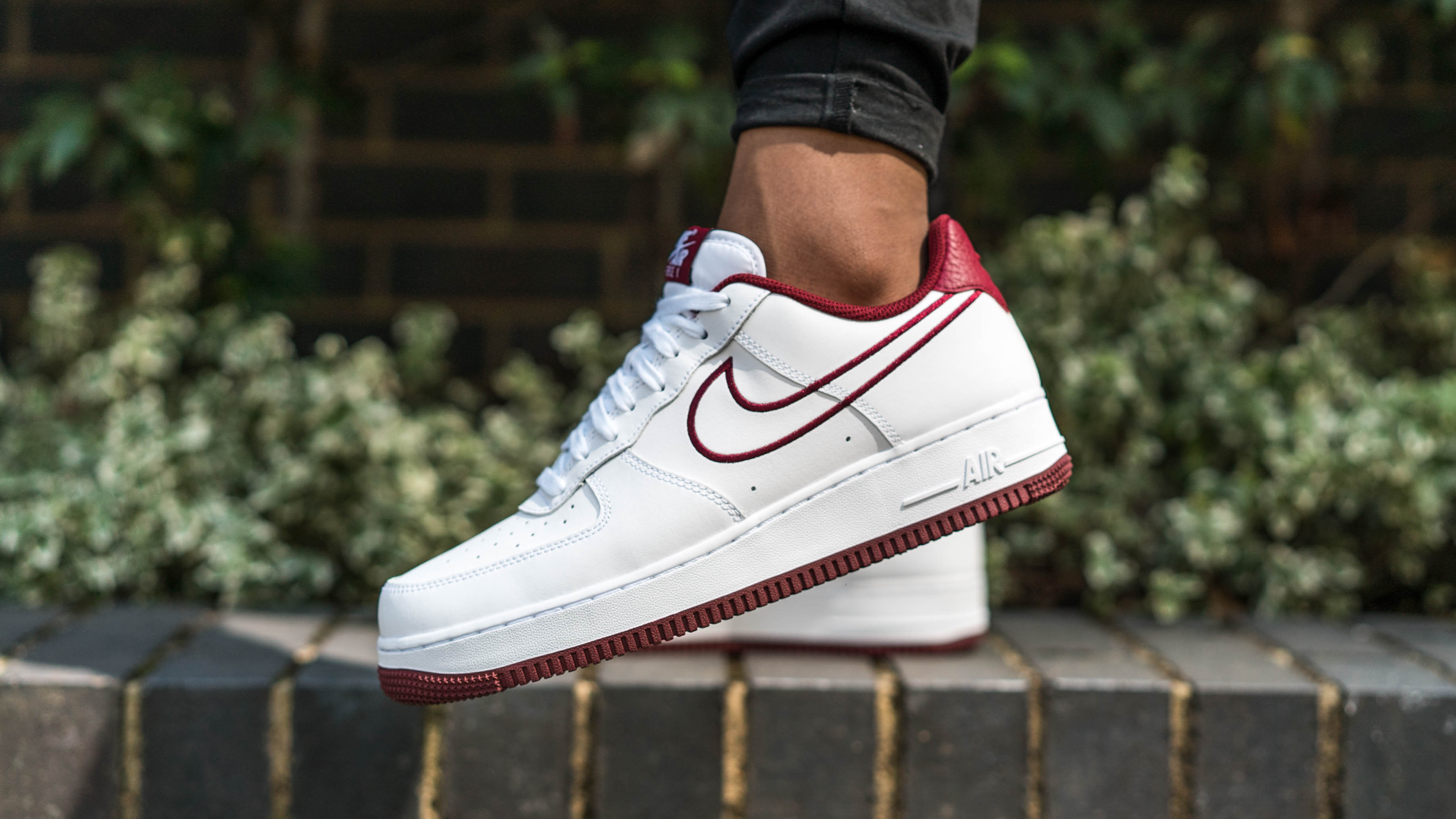 air force 1 red outline