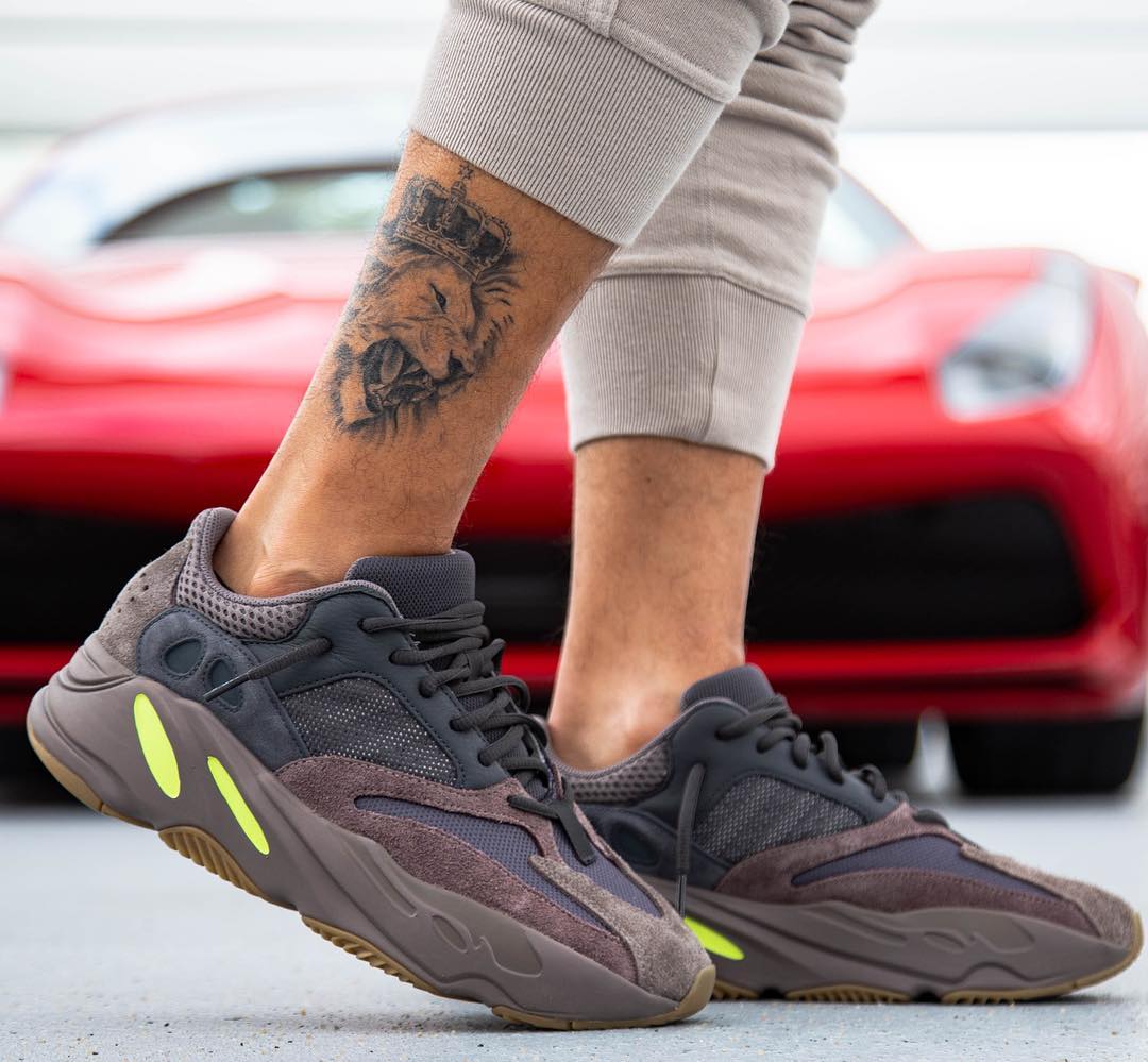 yeezy 700 mauve sitting