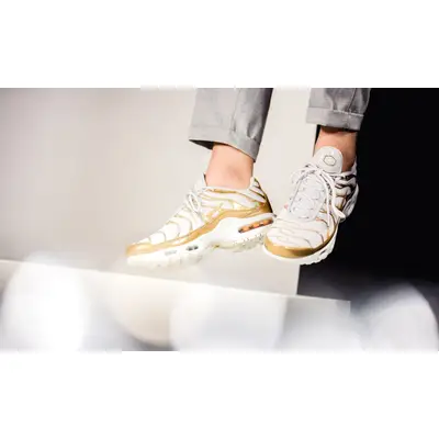 Gold air shop max plus outfit