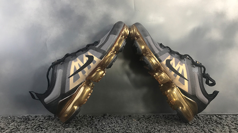 Vapormax black hot sale metallic gold