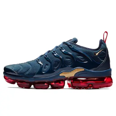 Black and red nike vapormax plus hotsell