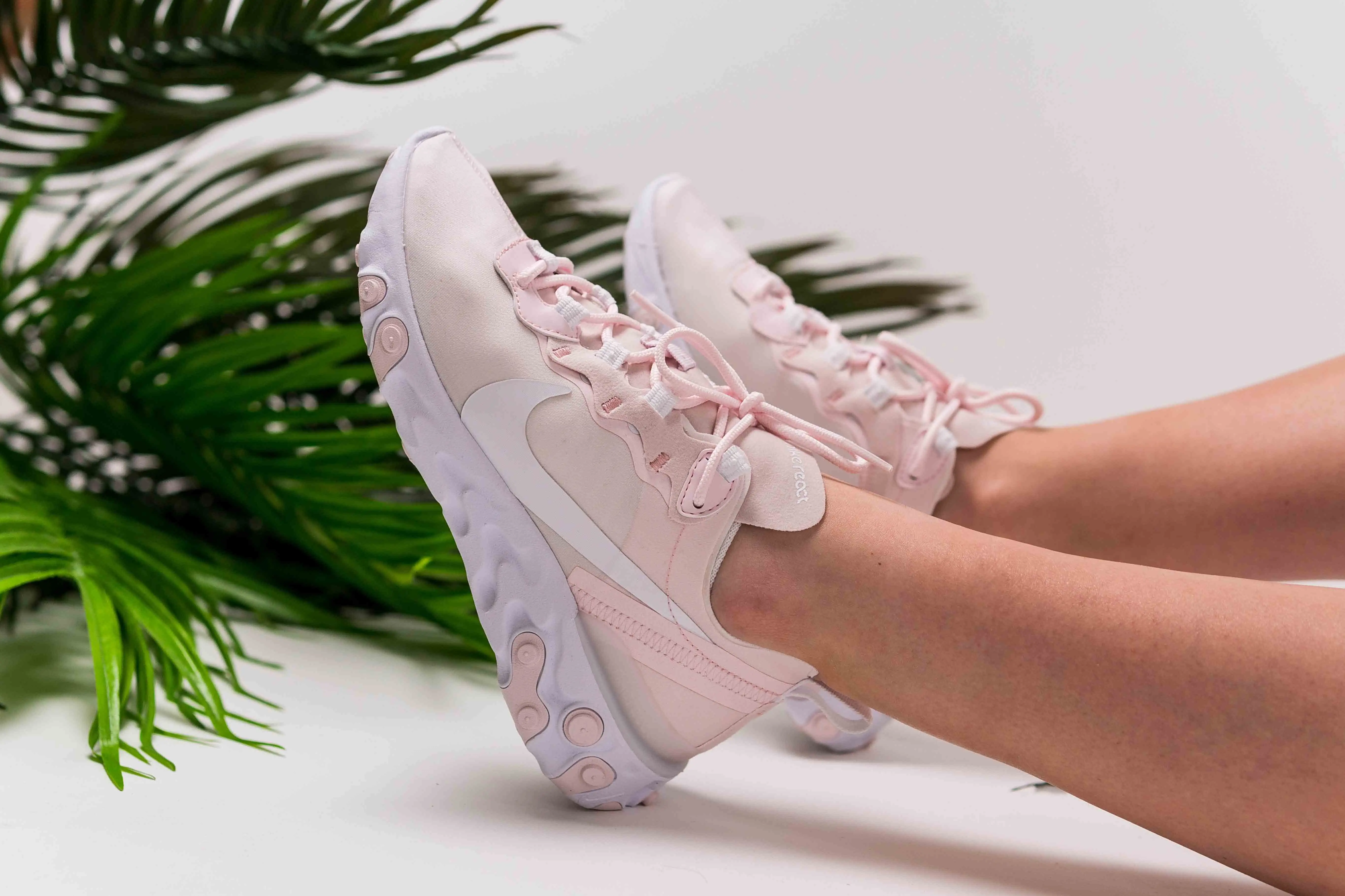 Nike react element on sale 55 light pink