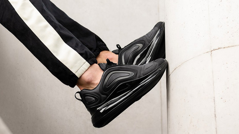 nike air max 720 trainers in triple black