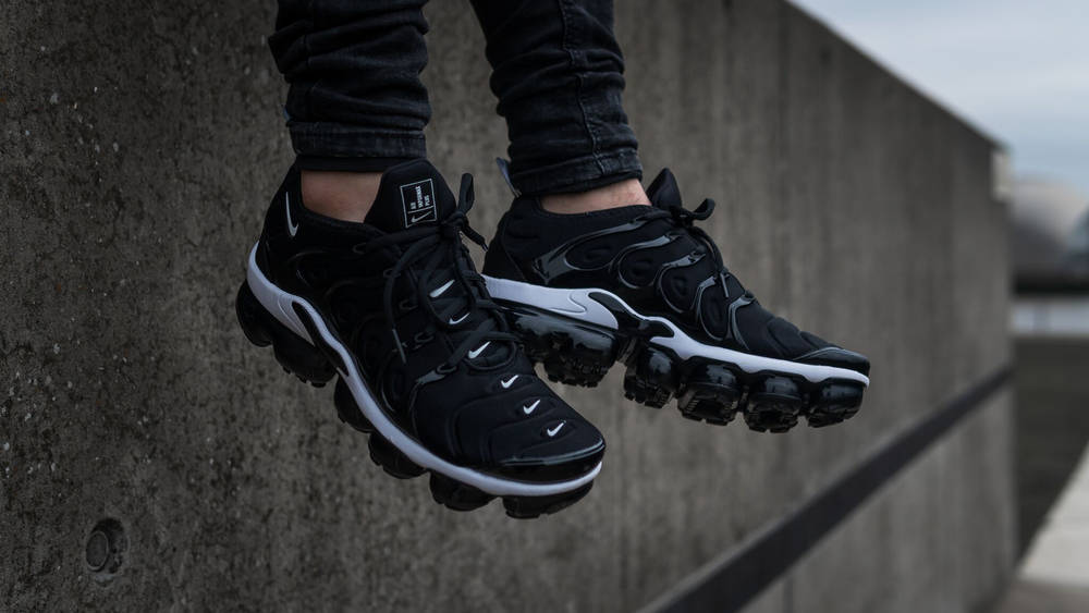 Bold Branding Features On The Nike Air VaporMax Plus 'Black/White' Bold Branding Features On The Nike Air VaporMax Plus ‘Black/White’