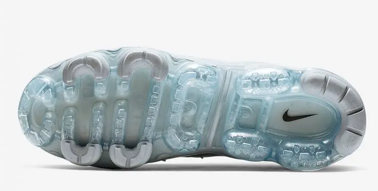 A Giant Swoosh Decorates This Vapormax Plus | The Sole Supplier