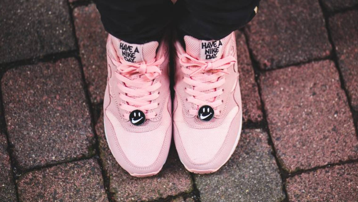 pink nike air max 1