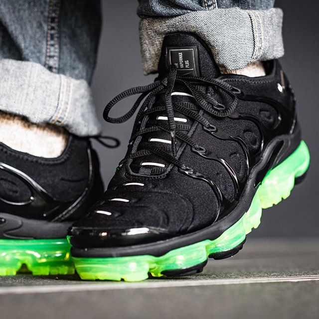 nike air vapormax plus black volt