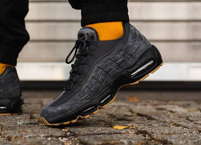 air max 95 all black on feet