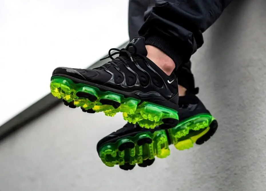 Nike vapormax plus hot sale lime green