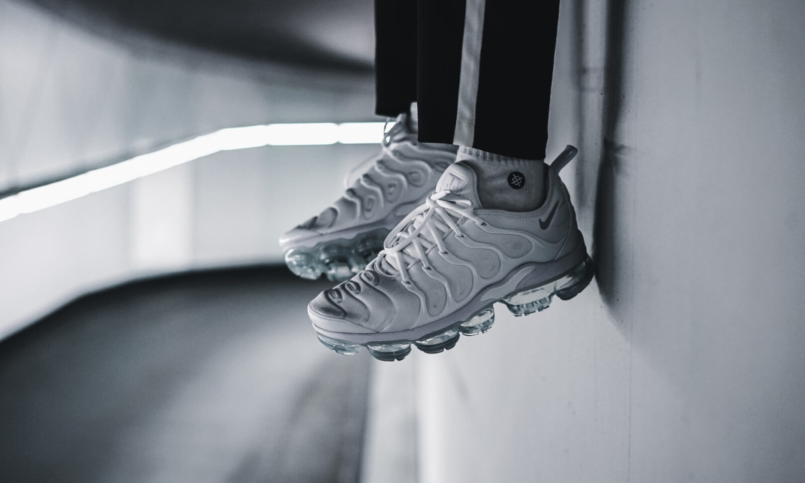 air vapormax plus white on feet
