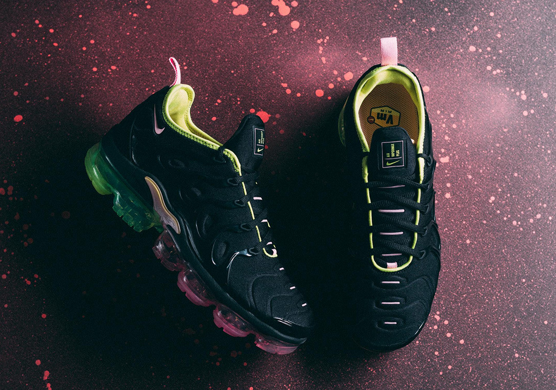 air vapormax plus black pink rise volt