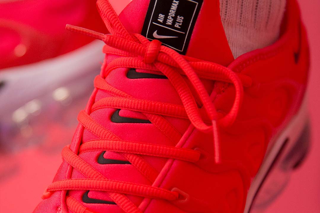 Air vapormax plus overbranding bright crimson hotsell