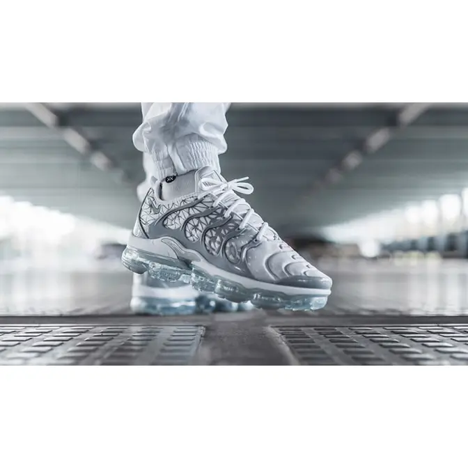 Vapormax deals metallic silver