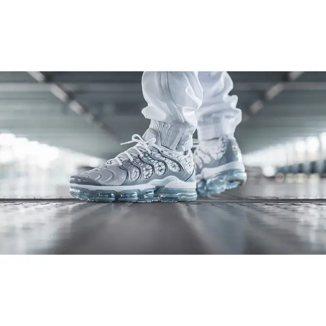 nike vapormax plus metallic silver