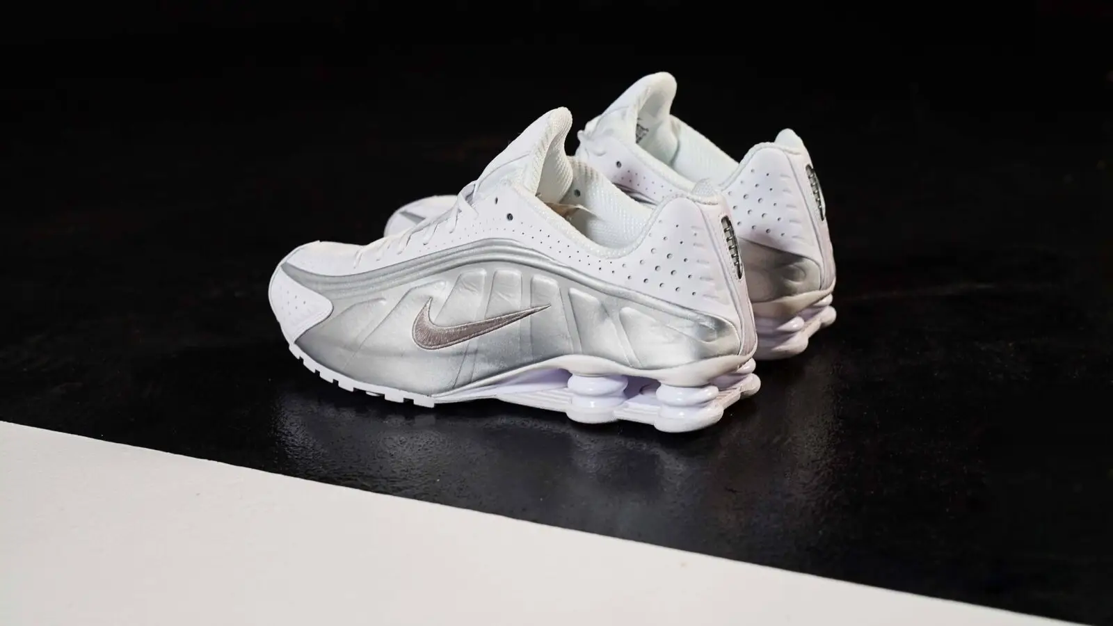 Nike shox r4 metallic on sale silver