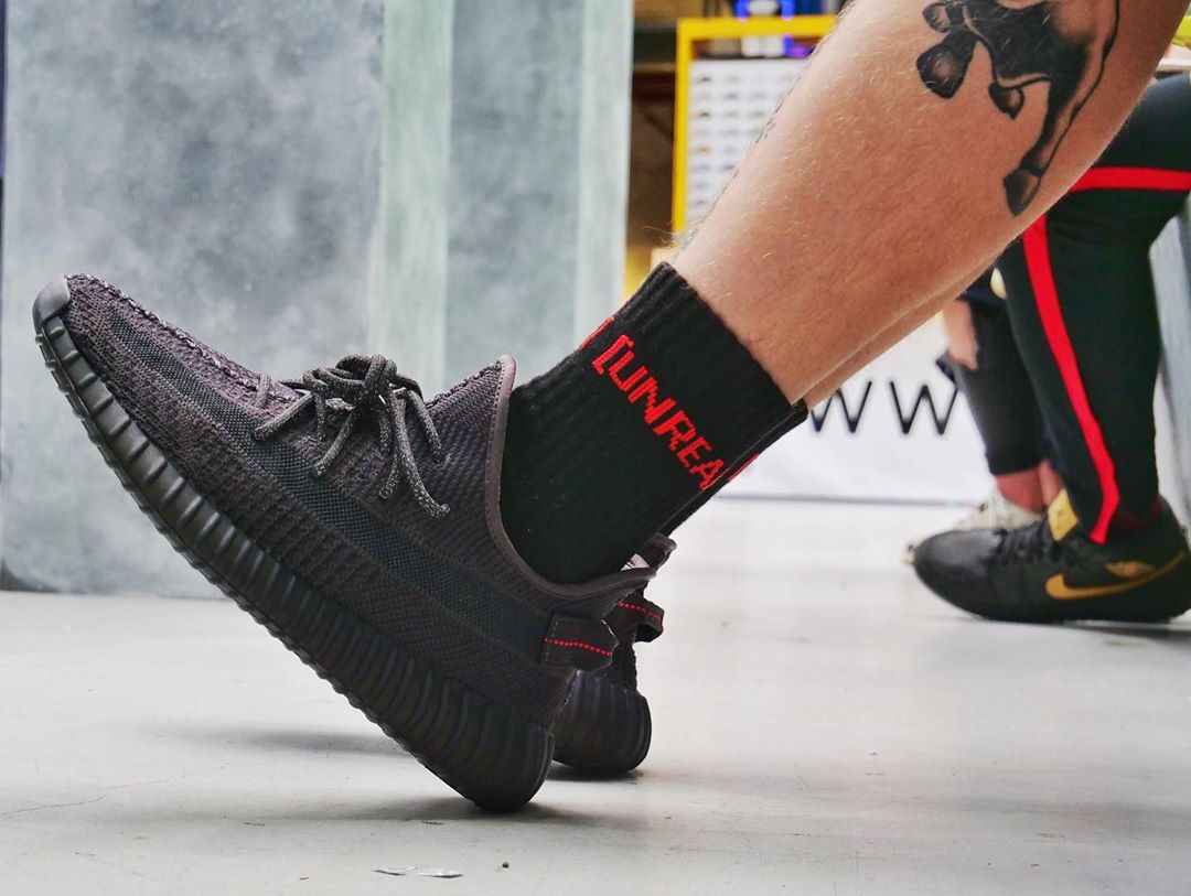 yeezy 350 v2 black static outfit