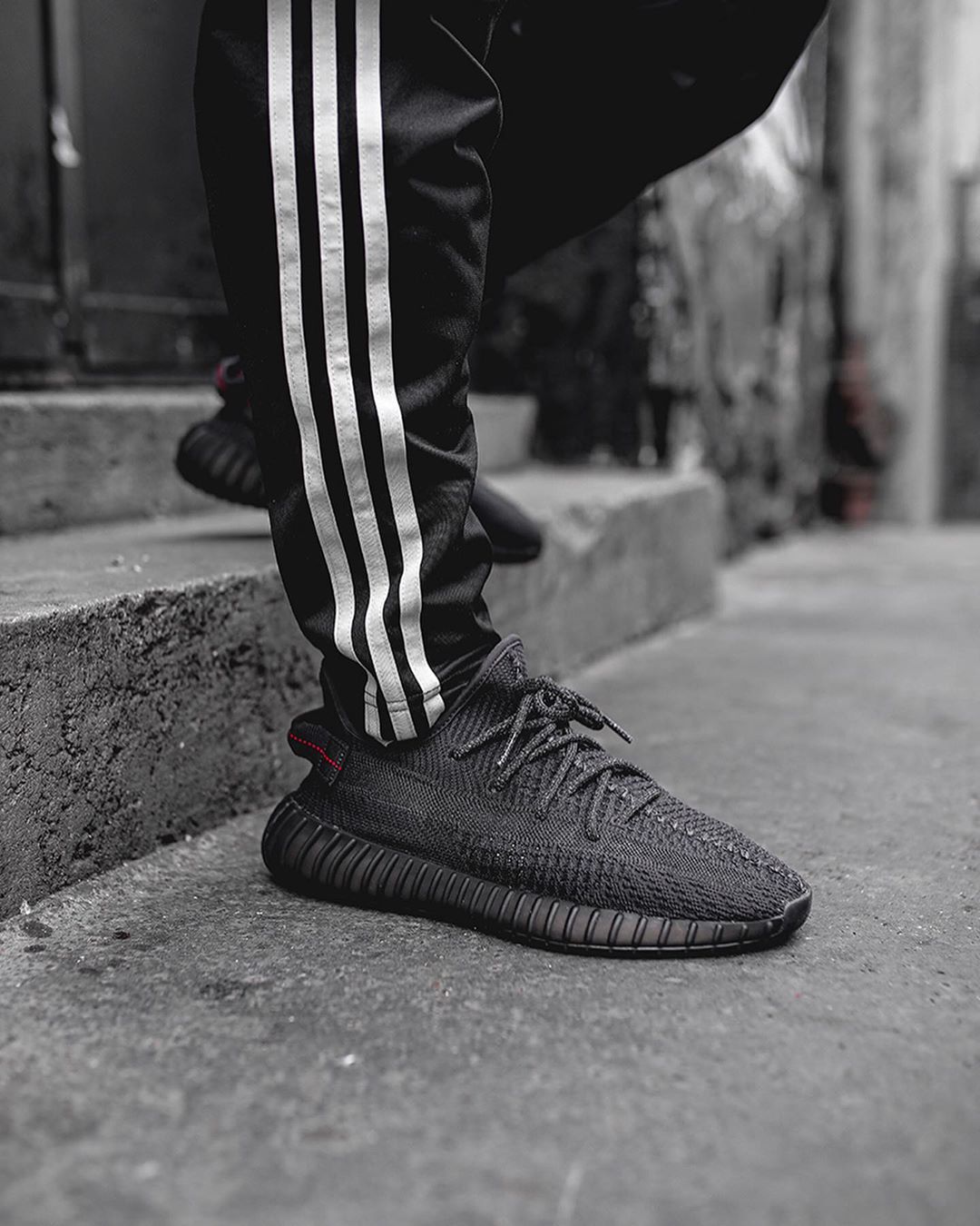 yeezy boost 350 v2 black outfit