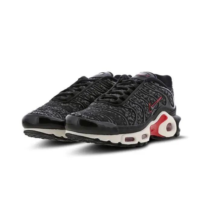 Air max plus womens black and red hotsell