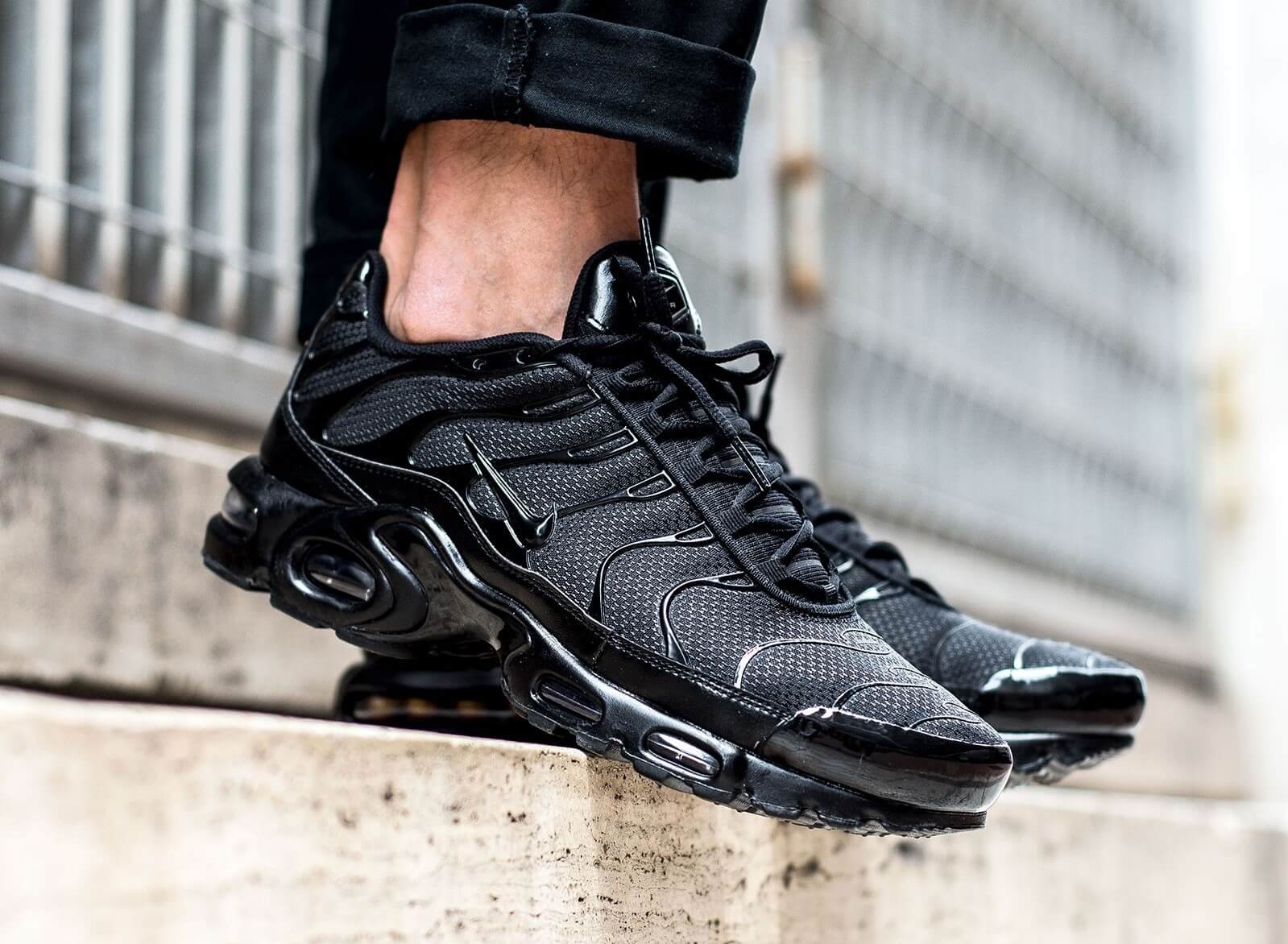 nike tn air max plus triple black