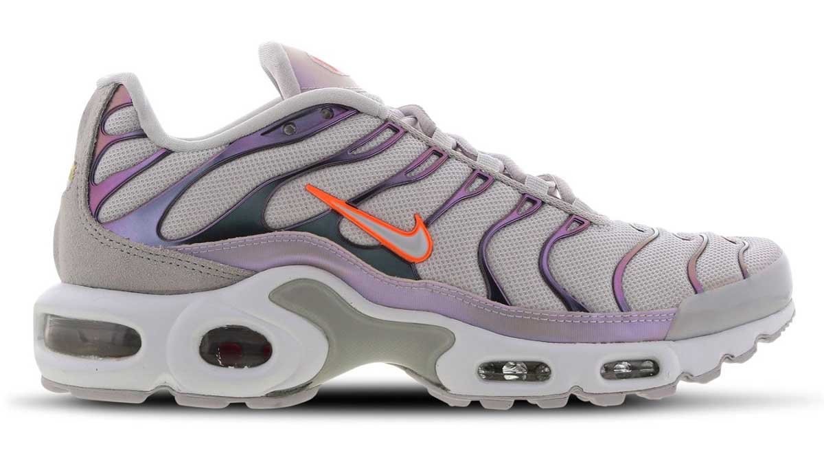 _0003_10 Of The Best Selling Sneakers On Foot Locker Right Now