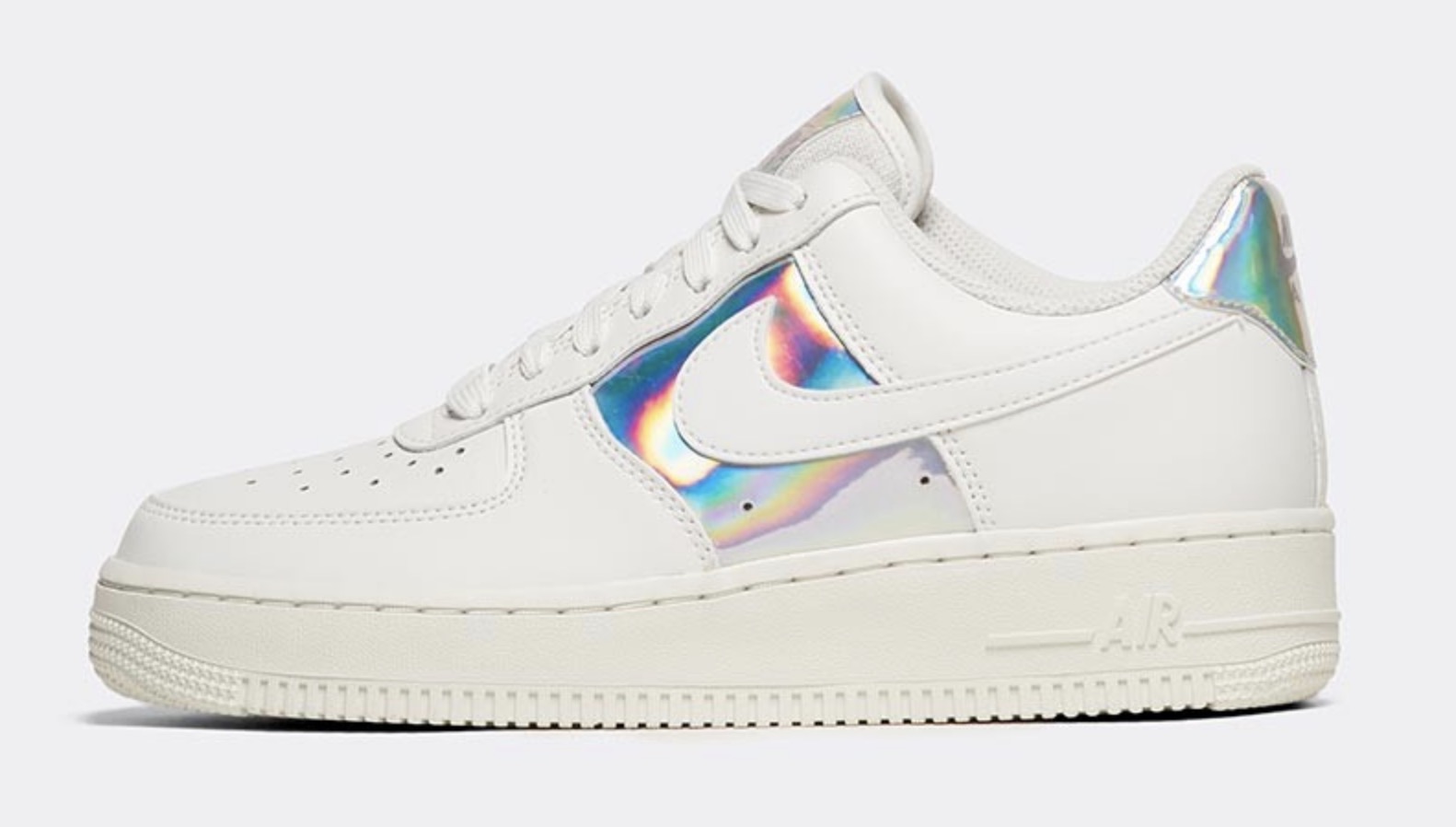 10 Light Sneakers To Keep The Summer Spirit Alive 5