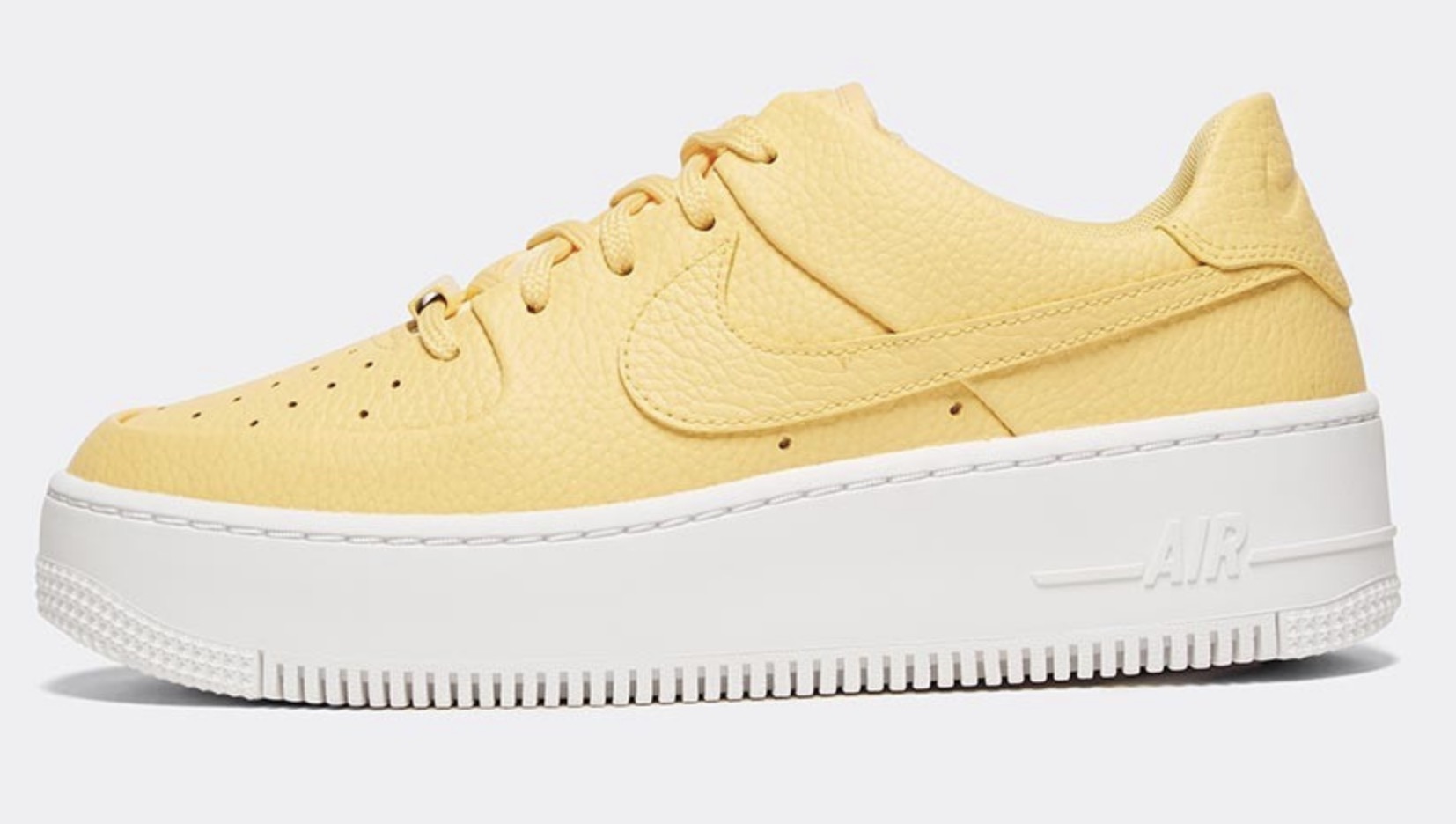 10 Light Sneakers To Keep The Summer Spirit Alive 9