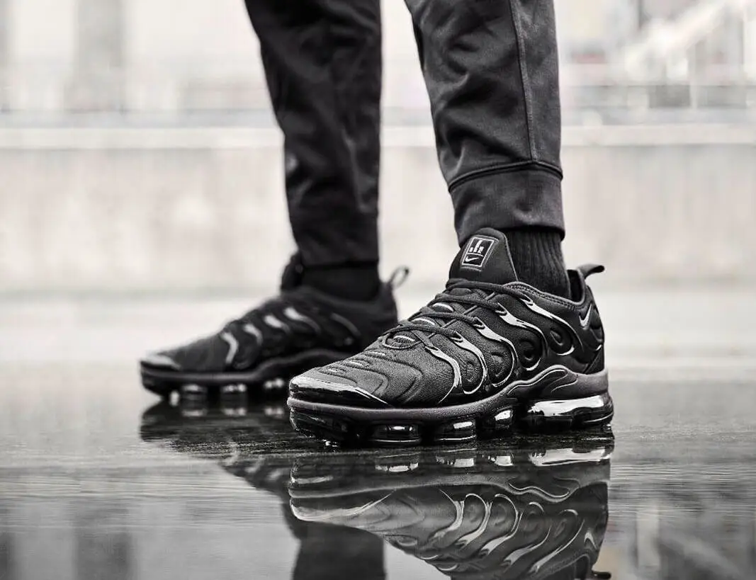 Air vapormax plus triple black hot sale on feet