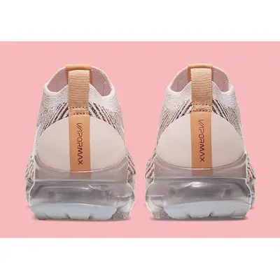 Pink and cream vapormax deals